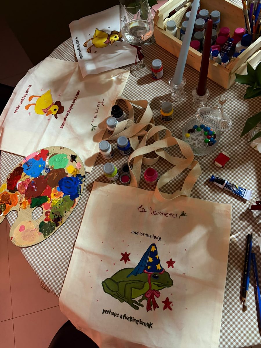 Ecobags pintadas à mão, tintas acrílicas e pincéis em um encontro do clube