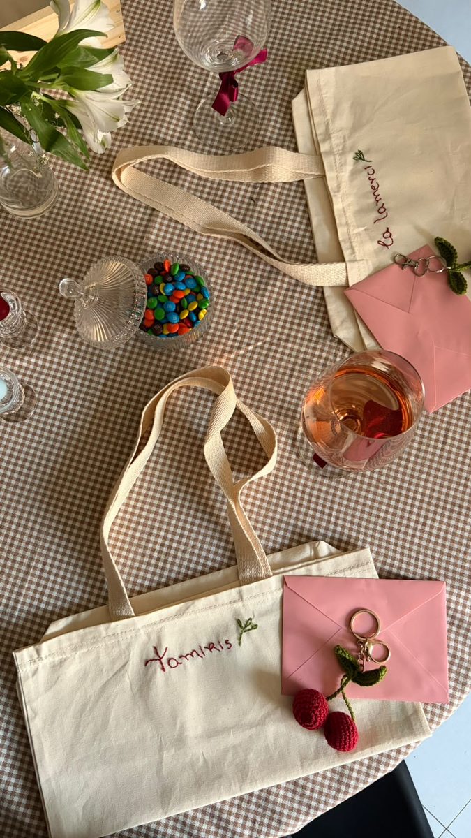 Bolsas de tecido bordadas à mão com chaveiros de crochê